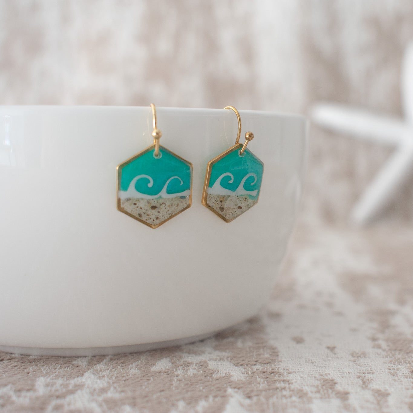 Hexagon Wave Dangle in Gold