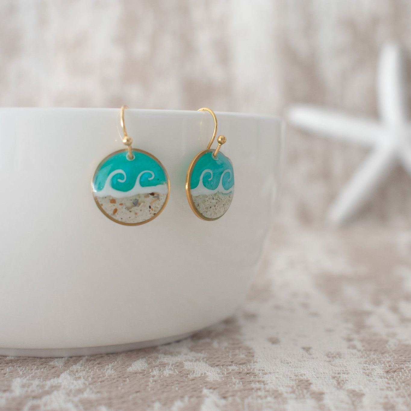 Circle Wave Dangle in Gold