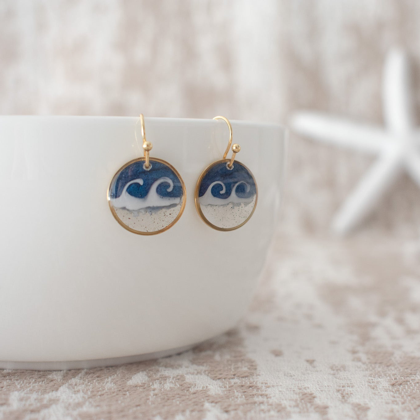 Circle Wave Dangle in Gold