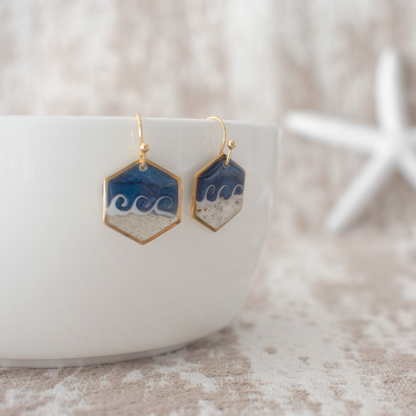 Hexagon Wave Dangle in Gold