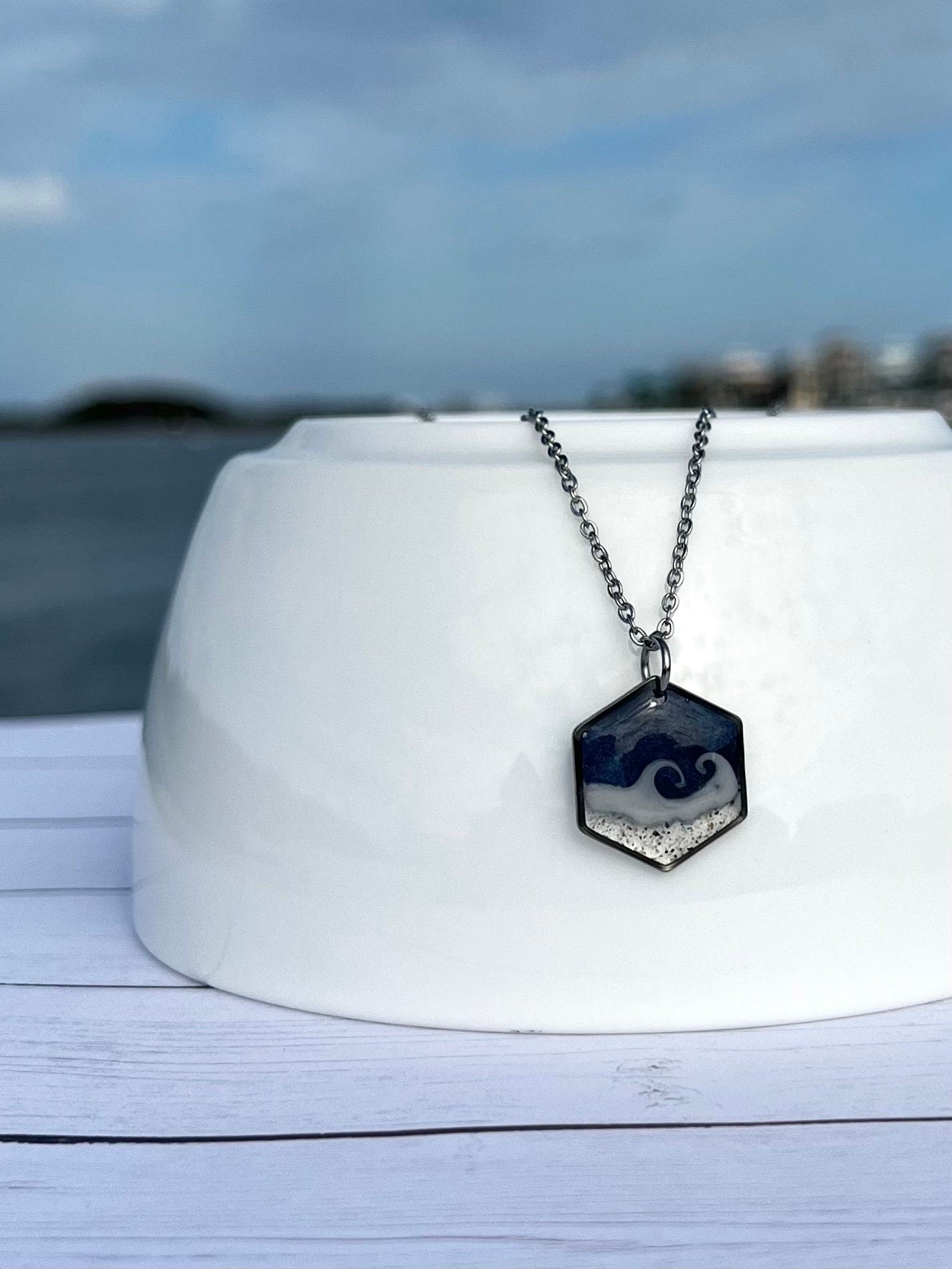 Hexagon Wave Necklace in Silver