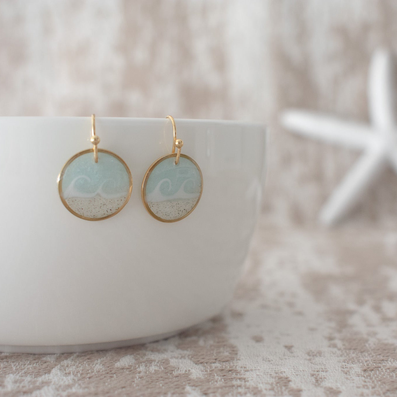 Circle Wave Dangle in Gold